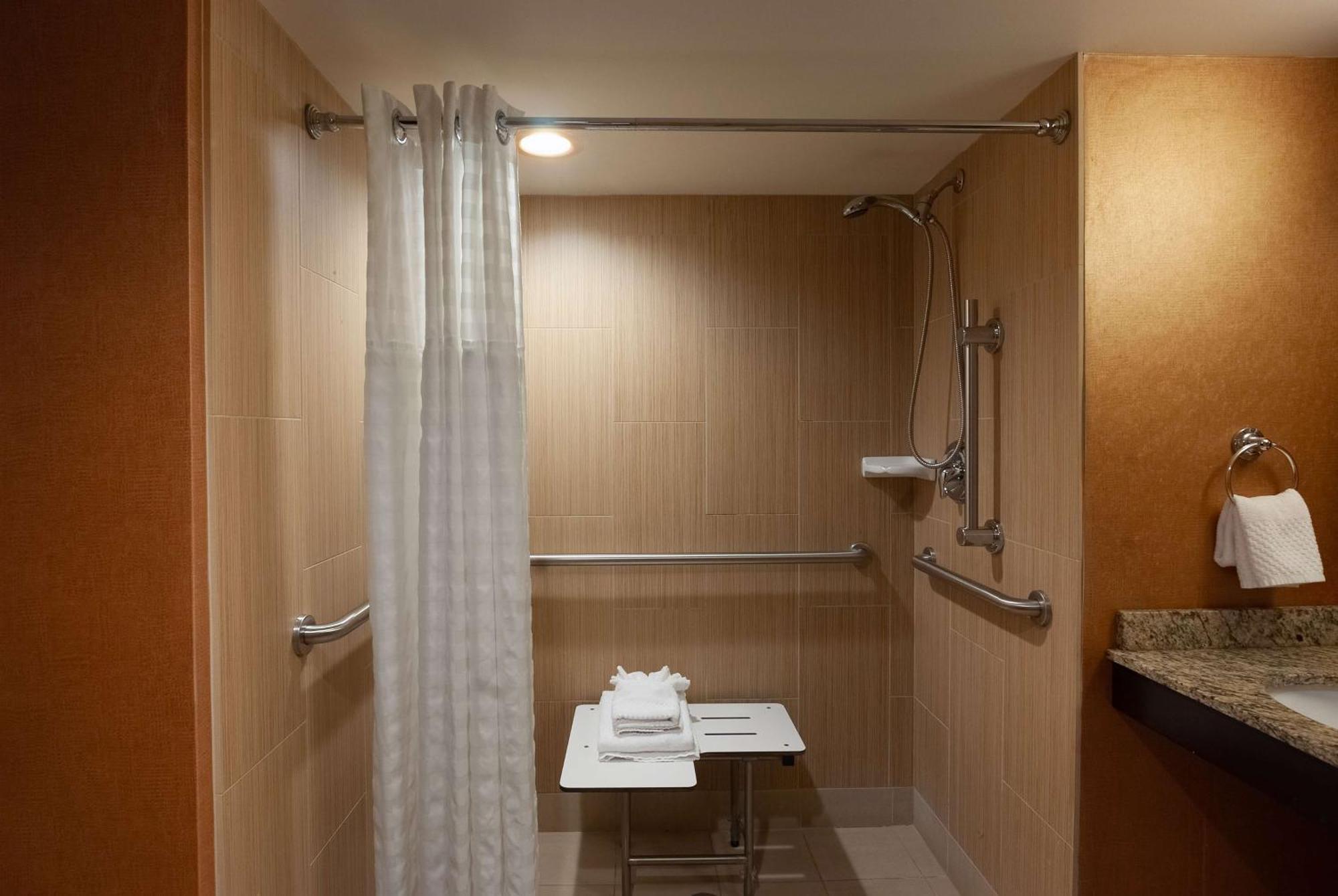 Doubletree By Hilton Downtown - Lakeside Hotel
